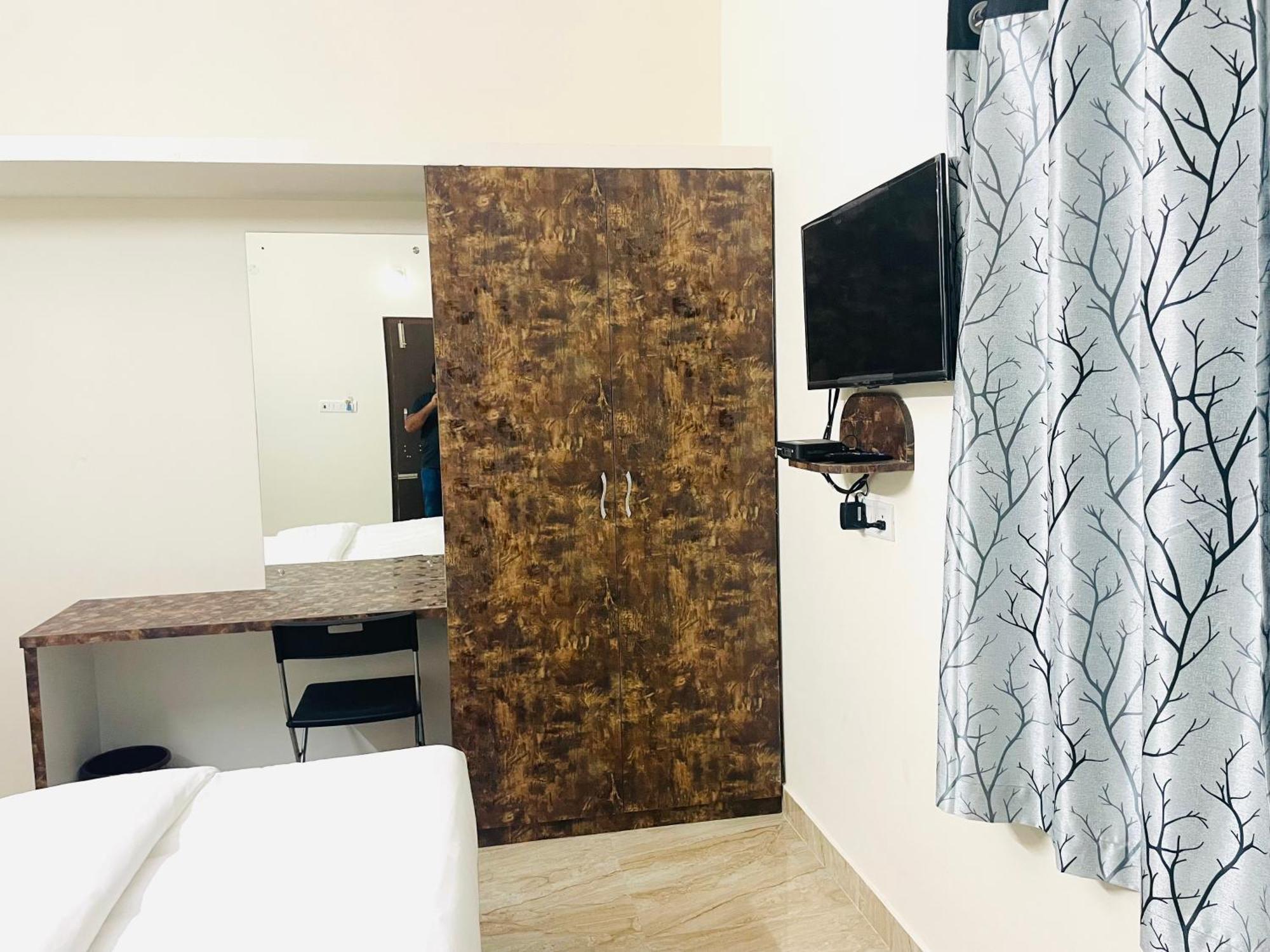 Pearl Stays, Tirupati - Very Convenient For The People Coming From Bangalore And Chennai - You Can Skip City Traffic While Reaching Any Temple In Tirupati - Covered Parking - 24Hrs Front Desk And Hot Water - Free Wifi - Flexible Checkin-In Check-Out 外观 照片