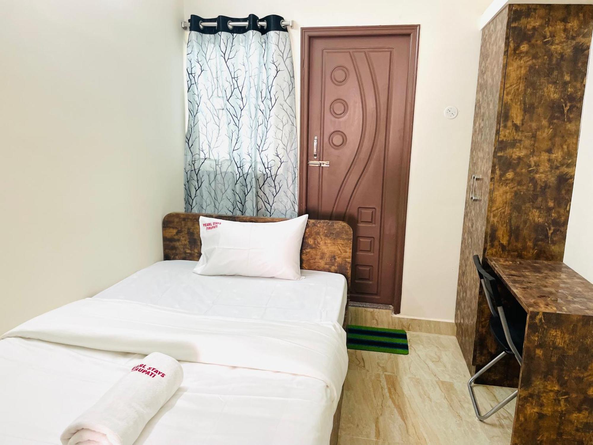 Pearl Stays, Tirupati - Very Convenient For The People Coming From Bangalore And Chennai - You Can Skip City Traffic While Reaching Any Temple In Tirupati - Covered Parking - 24Hrs Front Desk And Hot Water - Free Wifi - Flexible Checkin-In Check-Out 外观 照片